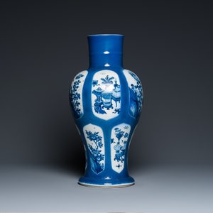 Een Chinese poederblauwe vaas met decor van antiquiteiten, Kangxi — foto 2