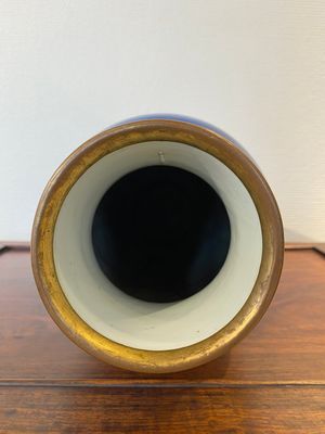 Een Chinese poederblauwe vaas met koperen montuur, Xuande merk, Kangxi — foto 3