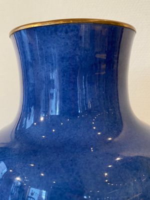 Een Chinese poederblauwe vaas met koperen montuur, Xuande merk, Kangxi — foto 7