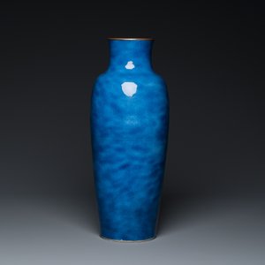 Een Chinese poederblauwe vaas met koperen montuur, Xuande merk, Kangxi — foto 3