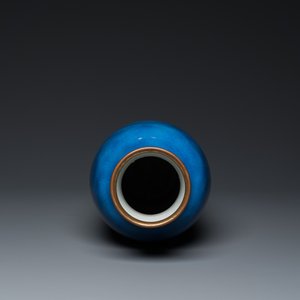 Een Chinese poederblauwe vaas met koperen montuur, Xuande merk, Kangxi — foto 5