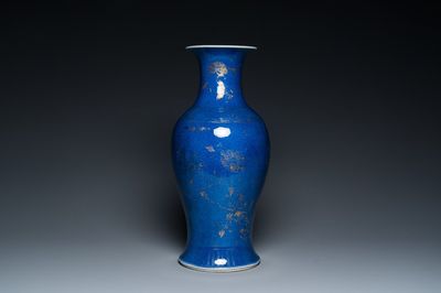Een Chinese poederblauwe vaas met verguld floraal decor, 18/19e eeuw