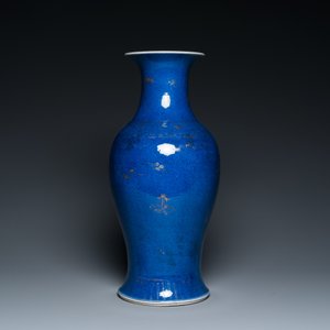 Een Chinese poederblauwe vaas met verguld floraal decor, 18/19e eeuw — foto 3