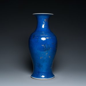 Een Chinese poederblauwe vaas met verguld floraal decor, 18/19e eeuw — foto 4
