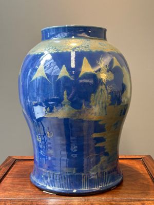 Een Chinese poederblauwe vaas met verguld landschapsdecor, Qianlong/Jiaqing — foto 2