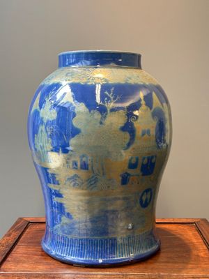Een Chinese poederblauwe vaas met verguld landschapsdecor, Qianlong/Jiaqing — foto 3