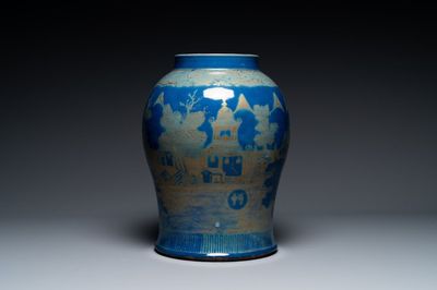 Een Chinese poederblauwe vaas met verguld landschapsdecor, Qianlong/Jiaqing