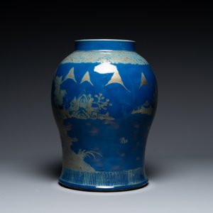 Een Chinese poederblauwe vaas met verguld landschapsdecor, Qianlong/Jiaqing — foto 2