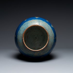 Een Chinese poederblauwe vaas met verguld landschapsdecor, Qianlong/Jiaqing — foto 5