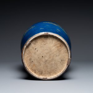 Een Chinese poederblauwe vaas met verguld landschapsdecor, Qianlong/Jiaqing — foto 6