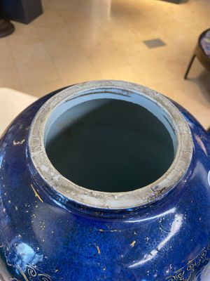 Een Chinese poederblauwe vaas met verguld lotusdecor en verguld deksel, Kangxi — foto 7