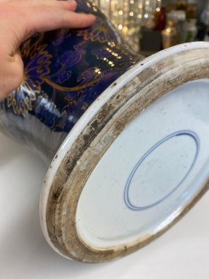 Een Chinese poederblauwe vaas met verguld lotusdecor en verguld deksel, Kangxi — foto 10