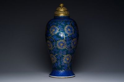Een Chinese poederblauwe vaas met verguld lotusdecor en verguld deksel, Kangxi