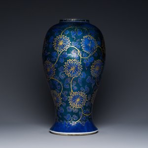 Een Chinese poederblauwe vaas met verguld lotusdecor en verguld deksel, Kangxi — foto 4