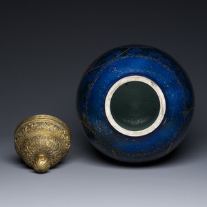 Een Chinese poederblauwe vaas met verguld lotusdecor en verguld deksel, Kangxi — foto 6