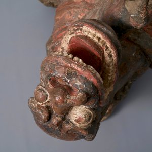 Een Chinese polychrome houten groep van Guanyin op draak, 18e eeuw — foto 7