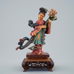 Een Chinese polychrome ivoren dame met bloem op houten sokkel, begin 20e eeuw — foto 2