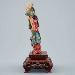 Een Chinese polychrome ivoren dame met bloem op houten sokkel, begin 20e eeuw — foto 3