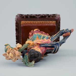 Een Chinese polychrome ivoren dame met bloem op houten sokkel, begin 20e eeuw — foto 6