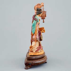 Een Chinese polychrome ivoren groep op houten sokkel, 19e eeuw — foto 3