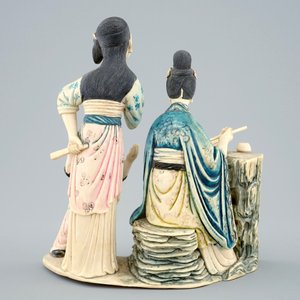 Een Chinese polychrome ivoren groep van dames met kind, 19/20e eeuw — foto 4