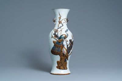 Een Chinese polychrome Nanking craquelé vaas met een pauw, Chenghua merk, 19e eeuw