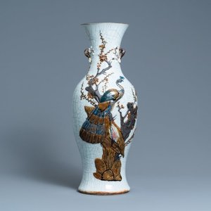 Een Chinese polychrome Nanking craquelé vaas met een pauw, Chenghua merk, 19e eeuw — foto 1