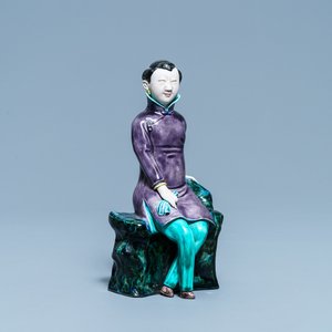 Een Chinese polychrome porseleinen figuur van een zittende dame, 19/20e eeuw — foto 1