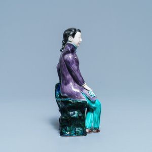 Een Chinese polychrome porseleinen figuur van een zittende dame, 19/20e eeuw — foto 4