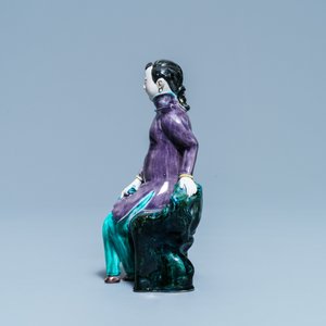 Een Chinese polychrome porseleinen figuur van een zittende dame, 19/20e eeuw — foto 5