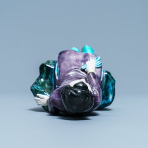 Een Chinese polychrome porseleinen figuur van een zittende dame, 19/20e eeuw — foto 7