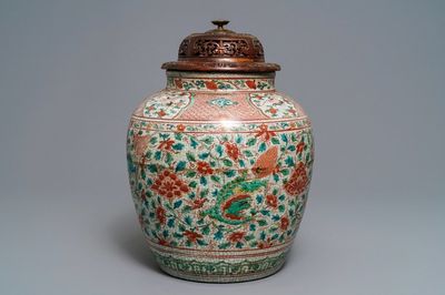 Een Chinese polychrome Swatow pot met boeddhistische leeuwen, Ming