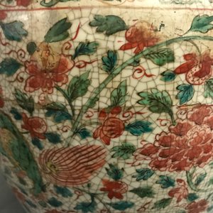 Een Chinese polychrome Swatow pot met boeddhistische leeuwen, Ming — foto 11