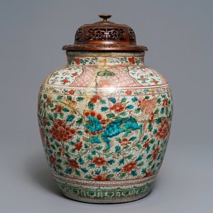 Een Chinese polychrome Swatow pot met boeddhistische leeuwen, Ming — foto 2