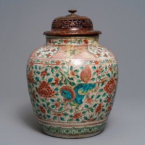 Een Chinese polychrome Swatow pot met boeddhistische leeuwen, Ming — foto 4