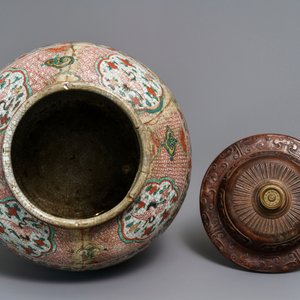 Een Chinese polychrome Swatow pot met boeddhistische leeuwen, Ming — foto 5