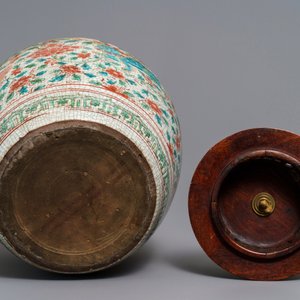 Een Chinese polychrome Swatow pot met boeddhistische leeuwen, Ming — foto 6
