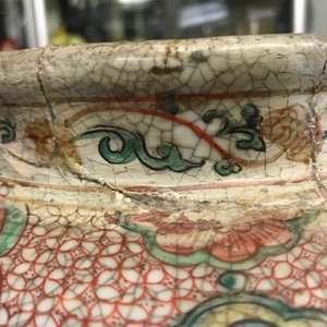Een Chinese polychrome Swatow pot met boeddhistische leeuwen, Ming — foto 8