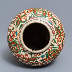 Een Chinese polychrome Swatow pot, Ming — foto 5