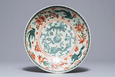 Een Chinese polychrome Swatow schotel met draken en feniksen, Ming