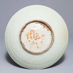 Een Chinese polychrome Swatow schotel met draken en feniksen, Ming — foto 2