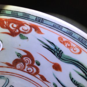 Een Chinese polychrome Swatow schotel met draken en feniksen, Ming — foto 8