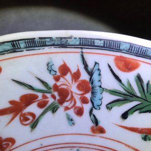 Een Chinese polychrome Swatow schotel met draken en feniksen, Ming — foto 9