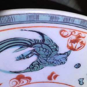 Een Chinese polychrome Swatow schotel met draken en feniksen, Ming — foto 10