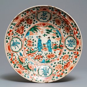 Een Chinese polychrome Swatow schotel met twee figuren in een landschap, Ming — foto 1