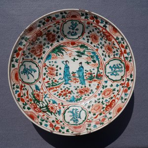 Een Chinese polychrome Swatow schotel met twee figuren in een landschap, Ming — foto 11
