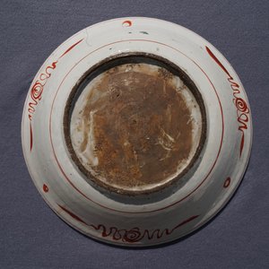 Een Chinese polychrome Swatow schotel met twee figuren in een landschap, Ming — foto 12
