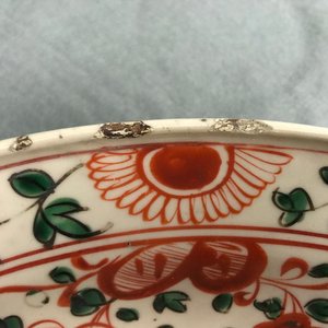 Een Chinese polychrome Swatow schotel met twee figuren in een landschap, Ming — foto 7