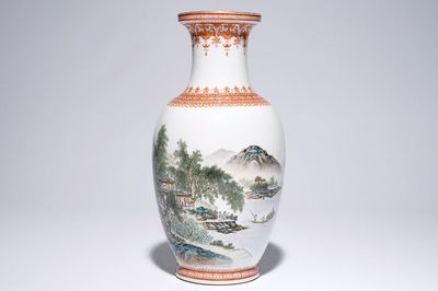 Een Chinese polychrome vaas met landschapsdecor en kalligrafie, 20e eeuw