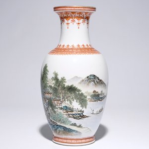 Een Chinese polychrome vaas met landschapsdecor en kalligrafie, 20e eeuw — foto 1